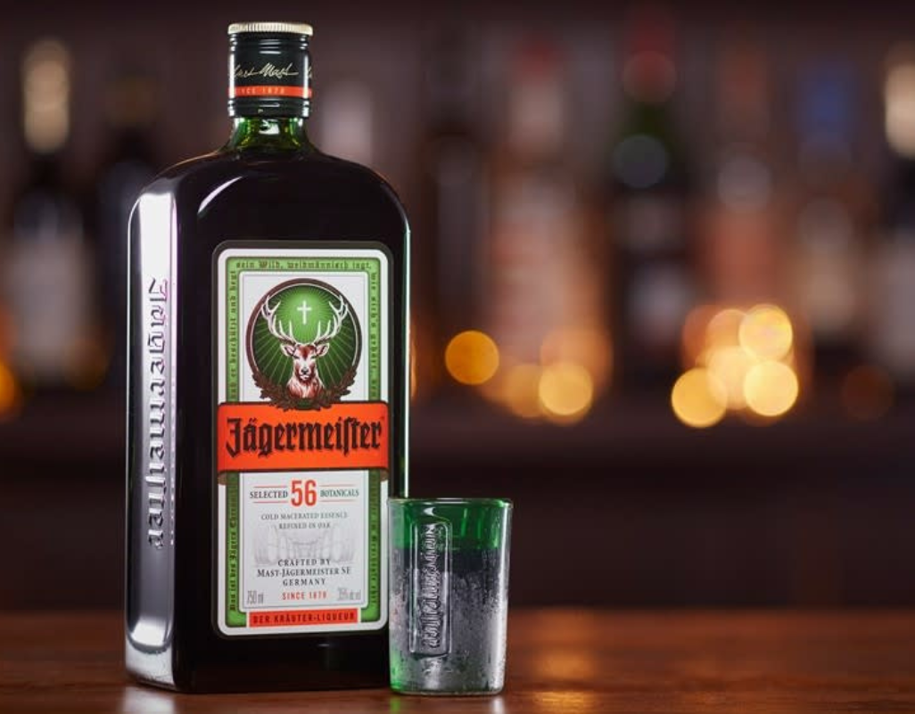 Jägermeister: Un Viaje por el Mundo de un Licor Legendario