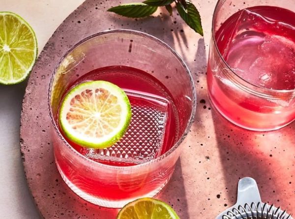 Agua de Jamaica: receta perfecta, beneficios, preparación y tragos que puedes hacer con ella